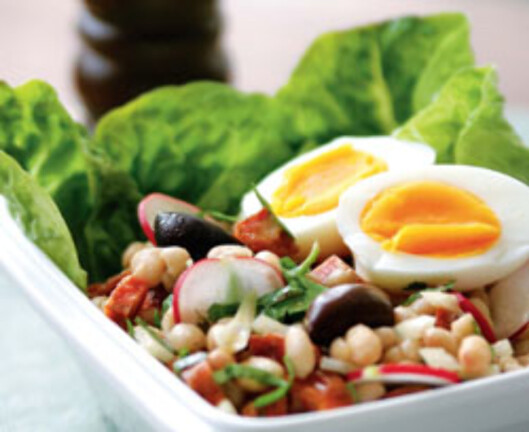Bønnesalat med egg og chorizo Bønnesalat med egg og chorizo