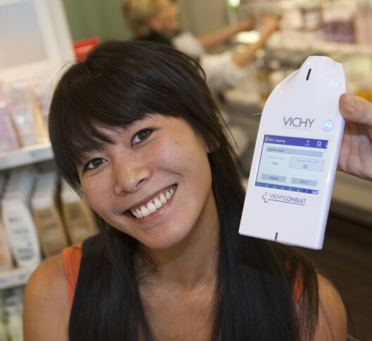 JAA!! Resultatene viser at huden min bare er 22 år. Da trenger ikke fotografen be folk om å smile. Foto: Per Ervland JAA!! Resultatene viser at huden min bare er 22 år. Da trenger ikke fotografen be folk om å smile. Foto: Per Ervland