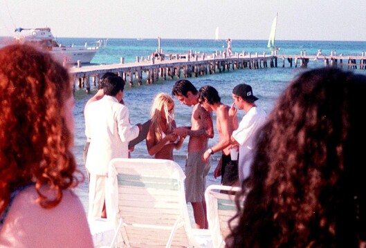 Pamela Anderson og Tommy Lee giftet seg på stranda i Cancun, Mexico den 19. februar 1995 og var et av paparazzienes yndlingspar. Foto: All Over Press Pamela Anderson og Tommy Lee giftet seg på stranda i Cancun, Mexico den 19. februar 1995 og var et av paparazzienes yndlingspar. Foto: All Over Press