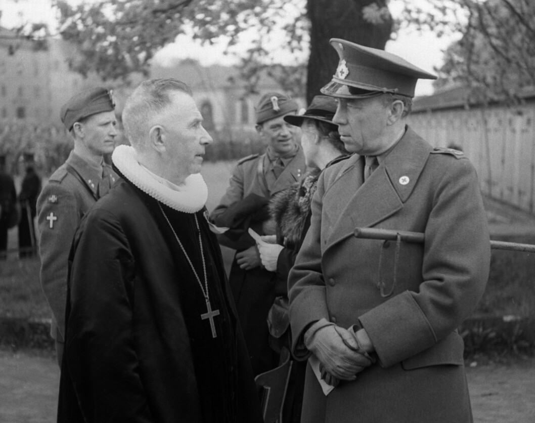 <strong>FREDSDAGENE:</strong> Dette bildet er tatt under 17.mai-gudstjenesten utendørs på Akershus festning i Oslo i 1945. Her er den svenske greven Folke Bernadotte i samtale med biskop Eivind Berggrav. Bernadotte sto blant annet bak tiltaket «De hvite bussene», i samarbeid med Wanda Hjort og Bjørn Heger, som reddet 30 000 norske og danske fanger fra konsentrasjonsleirene. Foto: NTB scanpix <strong>FREDSDAGENE:</strong> Dette bildet er tatt under 17.mai-gudstjenesten utendørs på Akershus festning i Oslo i 1945. Her er den svenske greven Folke Bernadotte i samtale med biskop Eivind Berggrav. Bernadotte sto blant annet bak tiltaket «De hvite bussene», i samarbeid med Wanda Hjort og Bjørn Heger, som reddet 30 000 norske og danske fanger fra konsentrasjonsleirene. Foto: NTB scanpix