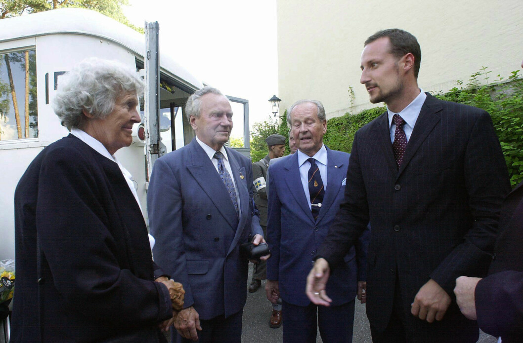 <strong>HEDER:</strong> I 2002 markerte Stiftelsen Hvite Busser sitt 10 -årsjubileum i Villa Grande, og etter markeringen møtte kronprins Haakon to av de som deltok i aksjonen for å redde nordmenn fra konsentrasjonsleirene - Wanda Heger og svenske Axel Molin (nummer to fra venstre). Bakerst står Stiftelsen Hvite Bussers høye beskytter Bjørn Egge. Foto: NTB scanpix <strong>HEDER:</strong> I 2002 markerte Stiftelsen Hvite Busser sitt 10 -årsjubileum i Villa Grande, og etter markeringen møtte kronprins Haakon to av de som deltok i aksjonen for å redde nordmenn fra konsentrasjonsleirene - Wanda Heger og svenske Axel Molin (nummer to fra venstre). Bakerst står Stiftelsen Hvite Bussers høye beskytter Bjørn Egge. Foto: NTB scanpix