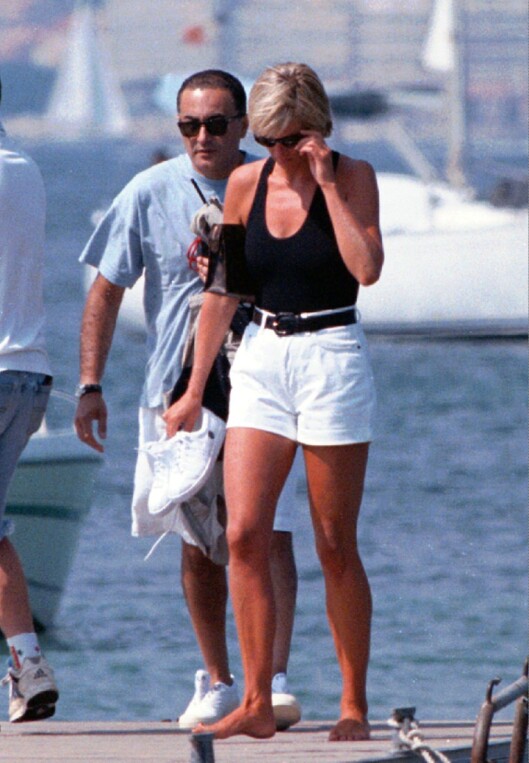 PÅ KJÆRLIGHETSFERIE: Dette bildet er tatt ni dager før prinsesse Diana og kjæresten Dodi Fayed omkom i den fatale bilulykken i Paris. Her i St.Tropez på den franske riviera. Foto: Foto: NTB Scanpix PÅ KJÆRLIGHETSFERIE: Dette bildet er tatt ni dager før prinsesse Diana og kjæresten Dodi Fayed omkom i den fatale bilulykken i Paris. Her i St.Tropez på den franske riviera. Foto: Foto: NTB Scanpix