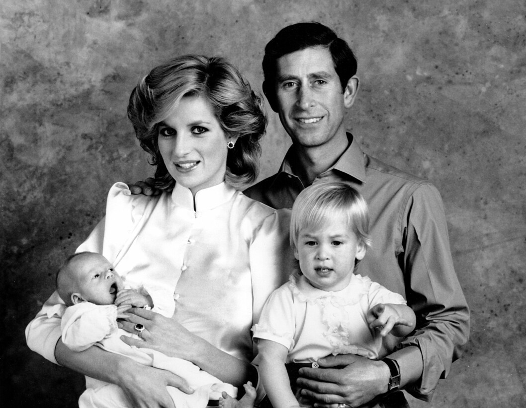 LYKKEN BRAST: I 1981 giftet Diana seg med prins Charles, og sammen fikk de to barn. Den populære tobarnsmoren ble et yndet objekt for paparazzi-fotografene, og mange har spekulert i om dette til slutt ble hennes død. Her er familien på fore fotografert på Kensington Palace i London i 1984. Foto: Foto: NTB Scanpix LYKKEN BRAST: I 1981 giftet Diana seg med prins Charles, og sammen fikk de to barn. Den populære tobarnsmoren ble et yndet objekt for paparazzi-fotografene, og mange har spekulert i om dette til slutt ble hennes død. Her er familien på fore fotografert på Kensington Palace i London i 1984. Foto: Foto: NTB Scanpix