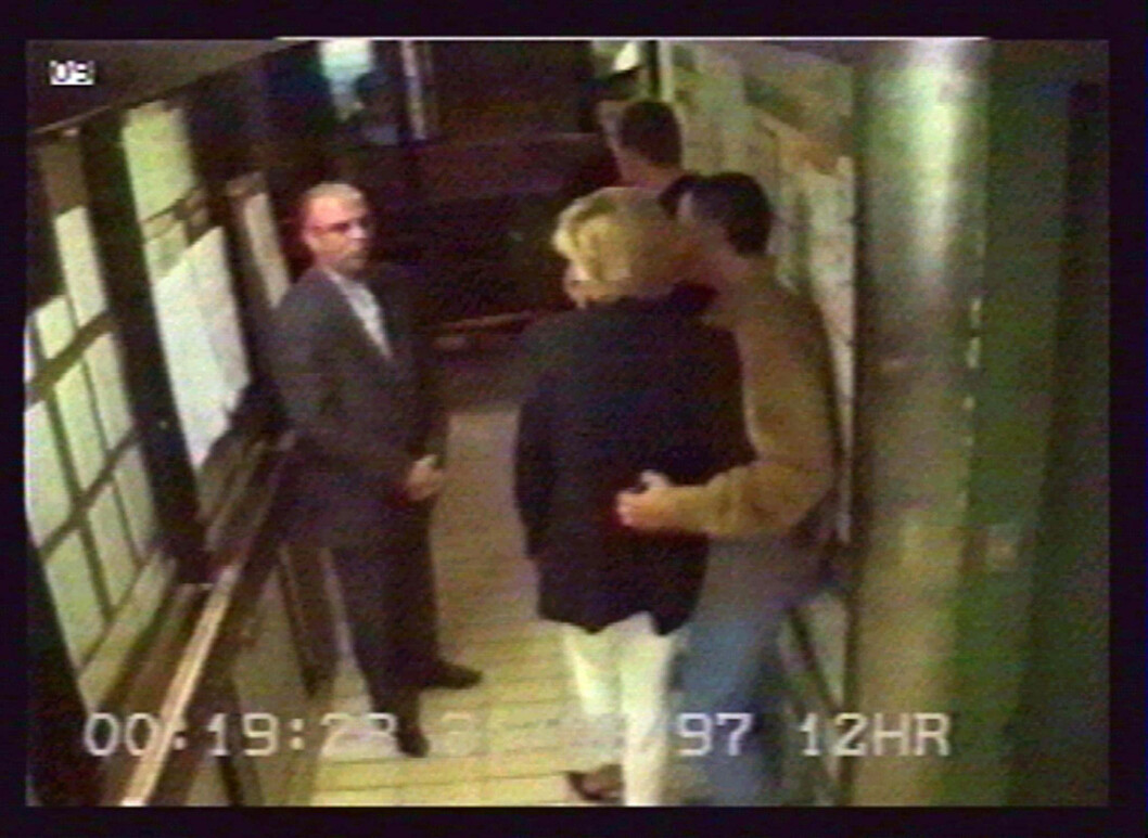 DE SISTE MINUTTENE: Prinsesse Diana i armkroken på kjæresten Dodi Fayed ett minutt før de skal kjøre fra Hotel Ritz til Fayeds leilighet. Her i samtale med sjåfør Henri Paul. Fire minutter senere er alle tre døde. Bildet er tatt fra hotellets overvåkningskamera. Foto: Foto: NTB Scanpix DE SISTE MINUTTENE: Prinsesse Diana i armkroken på kjæresten Dodi Fayed ett minutt før de skal kjøre fra Hotel Ritz til Fayeds leilighet. Her i samtale med sjåfør Henri Paul. Fire minutter senere er alle tre døde. Bildet er tatt fra hotellets overvåkningskamera. Foto: Foto: NTB Scanpix