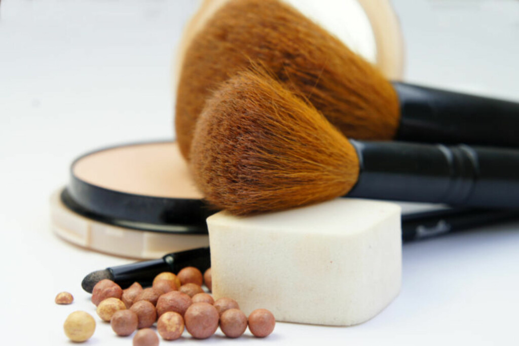 Makeup room: makeup foundation, powder, bronzer and brushes Makeup room: makeup foundation, powder, bronzer and brushes