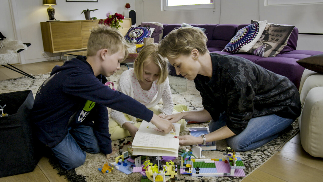 TOBARNSMOR: Bertine Zetlitz har barna Lili (10) og Finn (8) med ektemannen Egil Pay. Foto: Foto: Monster AS // NRK TOBARNSMOR: Bertine Zetlitz har barna Lili (10) og Finn (8) med ektemannen Egil Pay. Foto: Foto: Monster AS // NRK