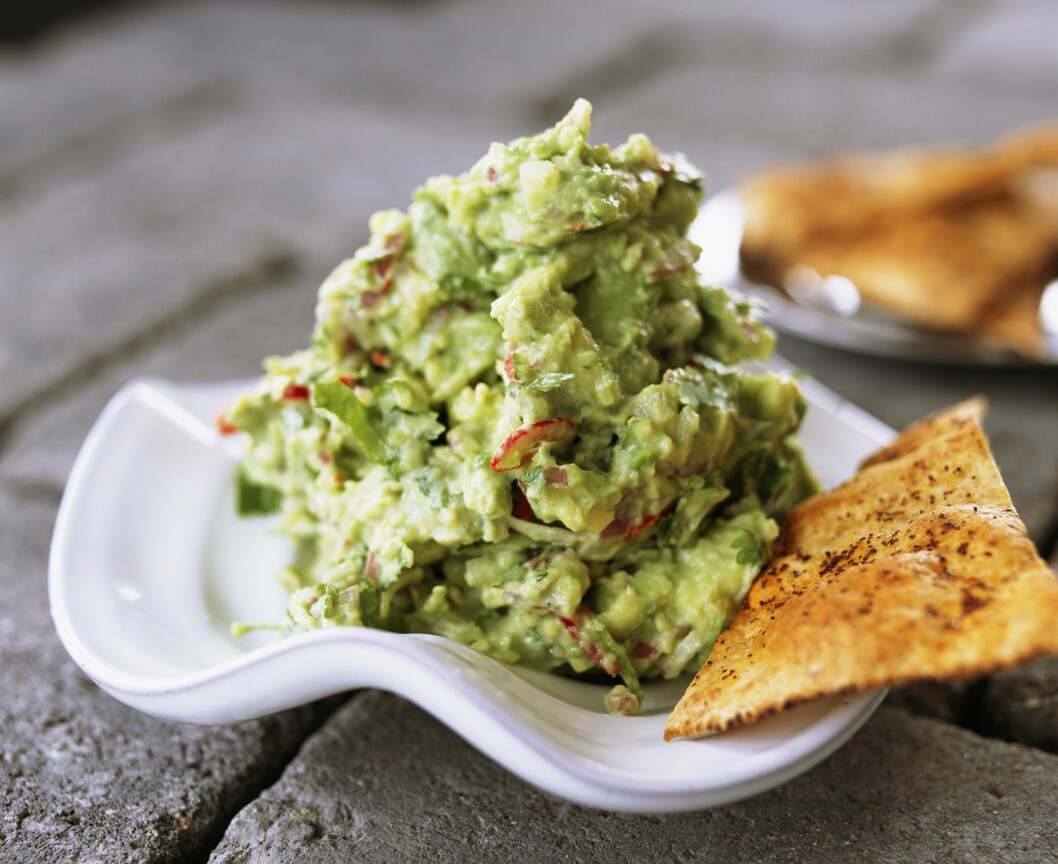 GUACAMOLE: Et yndet tilbehør til fredagstacoen, og etterhvert også som tilbehør til fisk og oppå brødskiven. Ifølge ekspertene KK.no har snakket med, lønner det seg å lage guacamole av avokado-restene før de eventuelt fryses. Men ferdig guacamole holder seg dessverre dårlig i kjøleskap, selv med plast og stein i. Foto: Bon Appetit GUACAMOLE: Et yndet tilbehør til fredagstacoen, og etterhvert også som tilbehør til fisk og oppå brødskiven. Ifølge ekspertene KK.no har snakket med, lønner det seg å lage guacamole av avokado-restene før de eventuelt fryses. Men ferdig guacamole holder seg dessverre dårlig i kjøleskap, selv med plast og stein i. Foto: Bon Appetit