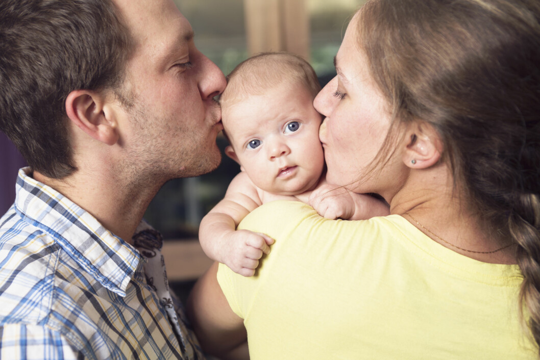 PERMISJON: I Norge har vi lang permisjon etter fødsel, men det er viktig å være til stede resten av oppdragelsen også. Foto: pololia - Fotolia PERMISJON: I Norge har vi lang permisjon etter fødsel, men det er viktig å være til stede resten av oppdragelsen også. Foto: pololia - Fotolia