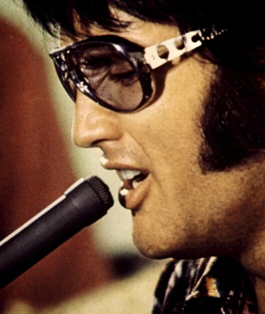 De store, pilotformede solbrillene var et av Elvis' varemerker. De store, pilotformede solbrillene var et av Elvis' varemerker.