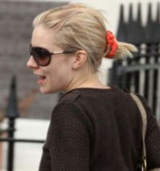 Her er bildebeviset: Stilikon og trendsetter Sienna Miller. Med den fryktede strikken. Her er bildebeviset: Stilikon og trendsetter Sienna Miller. Med den fryktede strikken.