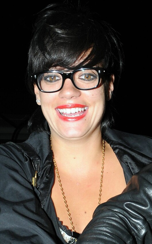 KLEDELIG?: Popstjernen Lily Allen går for sommerens hotteste brille - i kraftig svart retrostil. Foto: All Over Press KLEDELIG?: Popstjernen Lily Allen går for sommerens hotteste brille - i kraftig svart retrostil. Foto: All Over Press