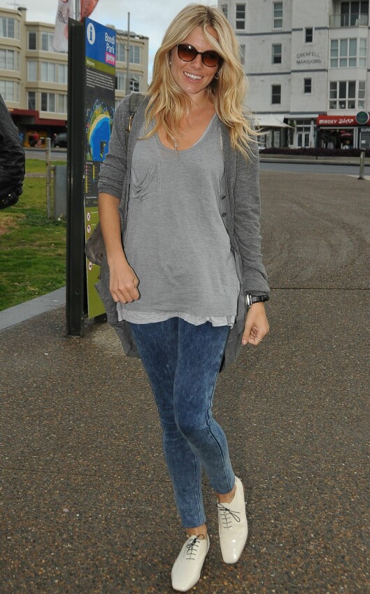 VELKLEDD OG AVSLAPPET PÅ EN GANG: Skuespiller Sienna Miller bruker sine hvite herresko til trange syrevaskede jeans, løse grå jersey-topper og en lang kardigan. Foto: All Over Press VELKLEDD OG AVSLAPPET PÅ EN GANG: Skuespiller Sienna Miller bruker sine hvite herresko til trange syrevaskede jeans, løse grå jersey-topper og en lang kardigan. Foto: All Over Press
