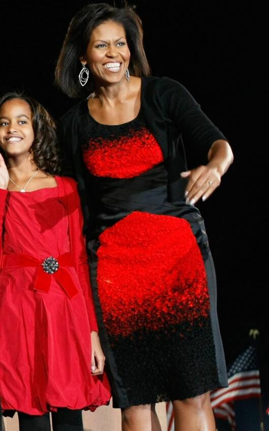 KJOLEN SOM ELSKES OG HATES: Denne spreke kjolen fra Narciso Rodriguez, som Michelle Obama brukte under valgnatten i november, har fått både ros og skjenn. Noen synes sågar den ser ut som en lavalampe. Foto: All Over Press KJOLEN SOM ELSKES OG HATES: Denne spreke kjolen fra Narciso Rodriguez, som Michelle Obama brukte under valgnatten i november, har fått både ros og skjenn. Noen synes sågar den ser ut som en lavalampe. Foto: All Over Press