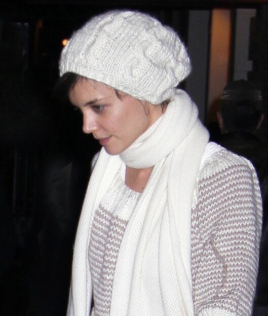 Katie Holmes ser søt og uskyldig ut i sin hvite strikkelue. Foto: All Over Press Katie Holmes ser søt og uskyldig ut i sin hvite strikkelue. Foto: All Over Press