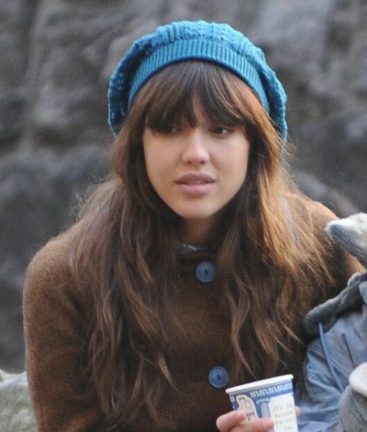 Dukkeansiktet Jessica Alba kler det meste - inkludert lue. Foto: All Over Press Dukkeansiktet Jessica Alba kler det meste - inkludert lue. Foto: All Over Press