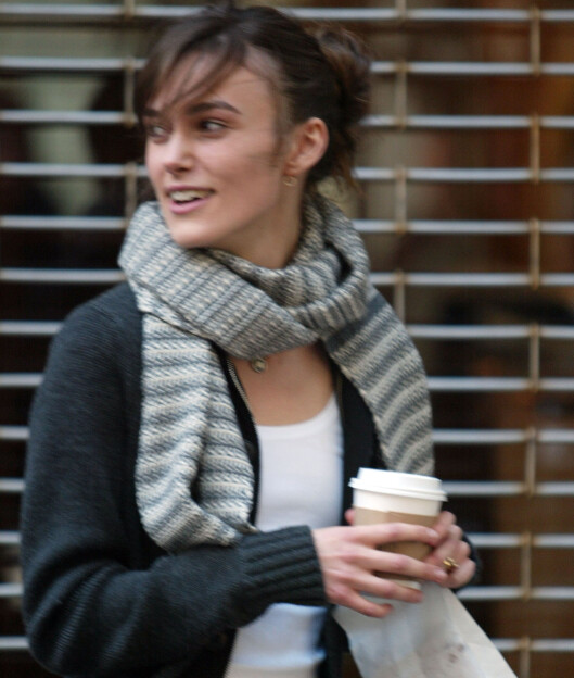 Skuespiller Keira Knightley med et klassisk grått og hvitt strikkeskjerf rundt halsen. Skuespiller Keira Knightley med et klassisk grått og hvitt strikkeskjerf rundt halsen.