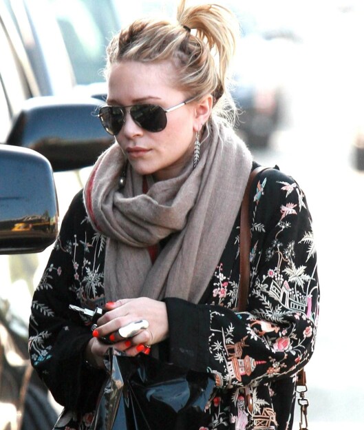 Moteikon Mary Kate Olsen i et lunt jordfarget skjerf. Foto: All Over Press Moteikon Mary Kate Olsen i et lunt jordfarget skjerf. Foto: All Over Press