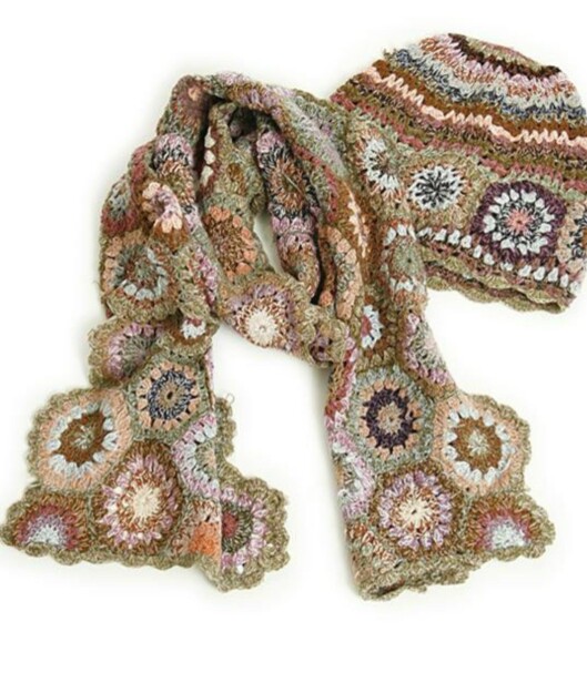 I heklet nostalgisk stil (kr 495, Day Birger et Mikkelsen). I heklet nostalgisk stil (kr 495, Day Birger et Mikkelsen).
