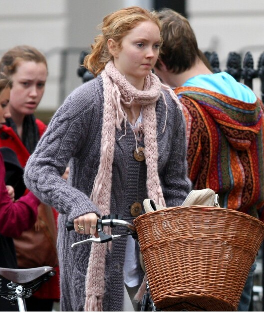 Supermodell Lily Cole går for lange skjerf i lyse pudderfarger. Foto: All Over Press Supermodell Lily Cole går for lange skjerf i lyse pudderfarger. Foto: All Over Press