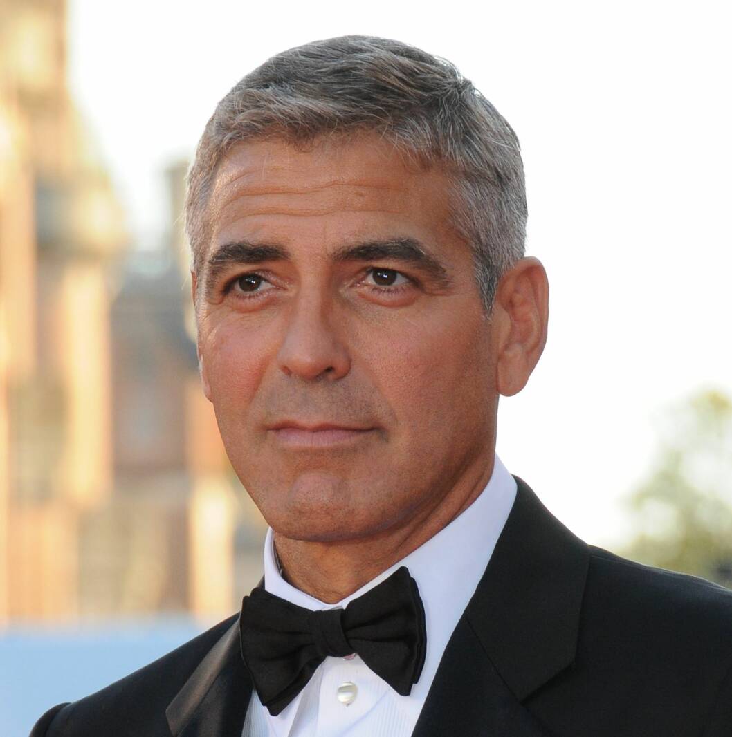STØTTER OBAMA: George ClooneyAmerikansk skuespiller, regissør og produsent. Clooney fikk sitt gjennombrudd i TV-serien Akutten på 90-tallet. Han har deretter gått mer og mer over til filmen - både bak og foran kamera. Han er blitt kåret til verdens mest sexy mann en rekke ganger. Foto: All Over Press STØTTER OBAMA: George ClooneyAmerikansk skuespiller, regissør og produsent. Clooney fikk sitt gjennombrudd i TV-serien Akutten på 90-tallet. Han har deretter gått mer og mer over til filmen - både bak og foran kamera. Han er blitt kåret til verdens mest sexy mann en rekke ganger. Foto: All Over Press