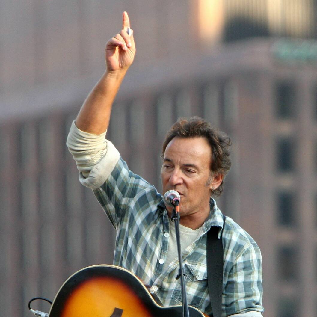 STØTTER OBAMA:Bruce SpringsteenRockemusiker, populært kalt «The Boss». Han står bak store hits som «The River», «Born in the U.S.A.» og «Dancing in the Dark». Springsteen er kjent for sine samfunnskritiske tekster og sitt politiske engasjement. Foto: All Over Press STØTTER OBAMA:Bruce SpringsteenRockemusiker, populært kalt «The Boss». Han står bak store hits som «The River», «Born in the U.S.A.» og «Dancing in the Dark». Springsteen er kjent for sine samfunnskritiske tekster og sitt politiske engasjement. Foto: All Over Press