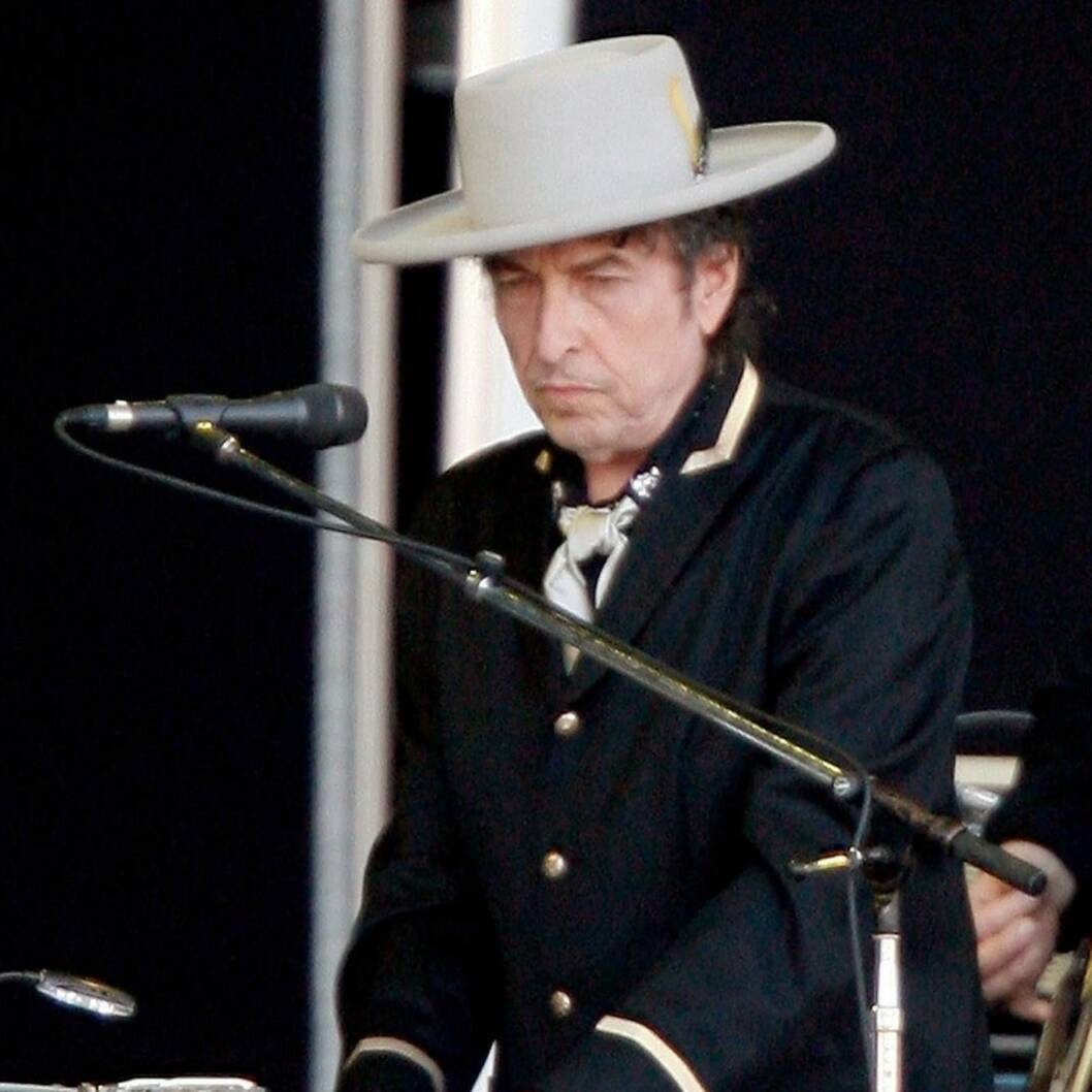 STØTTER OBAMA:Bob DylanMusiker, poet og forfatter. Mange av Dylans mest kjente låter er fra 1960-tallet. Sanger som «Blowin' In the Wind» og «The Times They Are A-Changin'» ble viktige for borgerrettighetsbevegelsen i USA og krigsmotstandere verden over. Foto: All Over Press STØTTER OBAMA:Bob DylanMusiker, poet og forfatter. Mange av Dylans mest kjente låter er fra 1960-tallet. Sanger som «Blowin' In the Wind» og «The Times They Are A-Changin'» ble viktige for borgerrettighetsbevegelsen i USA og krigsmotstandere verden over. Foto: All Over Press