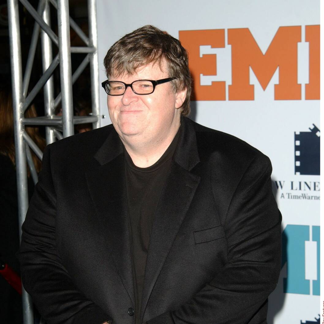 STØTTER OBAMA:Michael MooreFilmregissør og forfatter. Moore er først og fremst kjent for sine samfunnskritiske og satiriske filmer, som dokumentaren Bowling for Columbine (2002) som tok for seg våpen- og voldskulturen i USA. Filmen fikk i 2003 Oscar for Beste dokumentar. Foto: All Over Press STØTTER OBAMA:Michael MooreFilmregissør og forfatter. Moore er først og fremst kjent for sine samfunnskritiske og satiriske filmer, som dokumentaren Bowling for Columbine (2002) som tok for seg våpen- og voldskulturen i USA. Filmen fikk i 2003 Oscar for Beste dokumentar. Foto: All Over Press