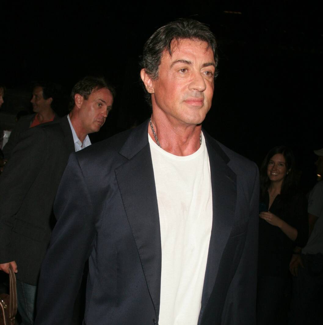 STØTTER McCAIN: Sylvester StalloneSkuespiller, regissør, produsent og manusforfatter. Stallone er mest kjent for sine roller som actionhelt, spesielt filmseriene om krigsveteranen John Rambo og bokseren Rocky Balboa. I 1976 vant filmen Rocky Oscar for Beste film, hvor Sylvester Stallone selv hadde skrevet manuset. Foto: All Over Press STØTTER McCAIN: Sylvester StalloneSkuespiller, regissør, produsent og manusforfatter. Stallone er mest kjent for sine roller som actionhelt, spesielt filmseriene om krigsveteranen John Rambo og bokseren Rocky Balboa. I 1976 vant filmen Rocky Oscar for Beste film, hvor Sylvester Stallone selv hadde skrevet manuset. Foto: All Over Press