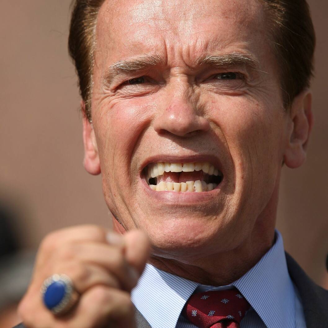 STØTTER McCAIN:Arnold SchwarzeneggerBodybuilder, skuespiller og politiker. Schwarzenegger er verdensberømt for sine rolle i Terminator-filmene. I 2003 ble muskelmannen valgt til guvernør i California, derav kallenavnet «The Governator». I år er han aktiv i valgkampen for sitte eget partis presidentkandidat, John McCain. Foto: All Over Press STØTTER McCAIN:Arnold SchwarzeneggerBodybuilder, skuespiller og politiker. Schwarzenegger er verdensberømt for sine rolle i Terminator-filmene. I 2003 ble muskelmannen valgt til guvernør i California, derav kallenavnet «The Governator». I år er han aktiv i valgkampen for sitte eget partis presidentkandidat, John McCain. Foto: All Over Press