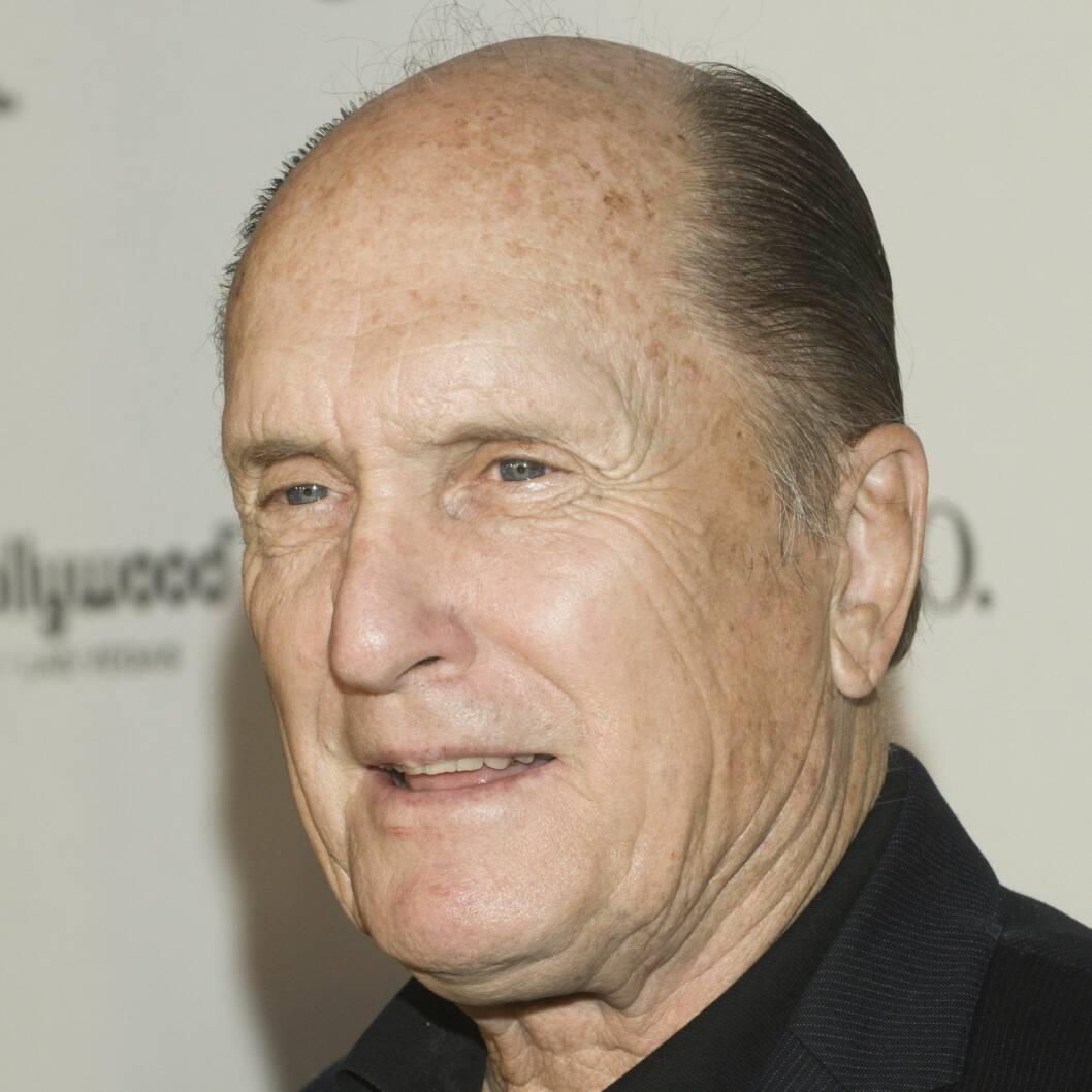 STØTTER McCAIN:Robert Duvall Skuespiller. Duvall har blant annet spilt i kjente filmer som Gudfaren (1972), Apokalypse nå! (1979) og Gone in 60 Seconds (2000). I 1983 vant han Oscar for sin rolle som Mac Sledge i filmen Sangen til livet. Foto: All Over Press STØTTER McCAIN:Robert Duvall Skuespiller. Duvall har blant annet spilt i kjente filmer som Gudfaren (1972), Apokalypse nå! (1979) og Gone in 60 Seconds (2000). I 1983 vant han Oscar for sin rolle som Mac Sledge i filmen Sangen til livet. Foto: All Over Press