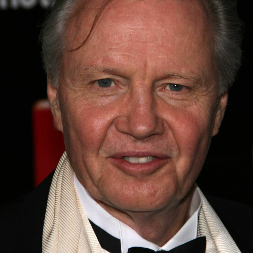STØTTER McCAIN:Jon Voight Skuespiller. Voight fikk sitt store gjennombrudd på slutten av 60-tallet i filmen Midnight Cowboy (1969). For innsatsen fikk han sin første Oscar-nominasjon. Statuetten tok han imidlertid ikke hjem før i 1978 for Coming Home. Voight er også kjent som faren til Angelina Jolie. Foto: All Over Press STØTTER McCAIN:Jon Voight Skuespiller. Voight fikk sitt store gjennombrudd på slutten av 60-tallet i filmen Midnight Cowboy (1969). For innsatsen fikk han sin første Oscar-nominasjon. Statuetten tok han imidlertid ikke hjem før i 1978 for Coming Home. Voight er også kjent som faren til Angelina Jolie. Foto: All Over Press