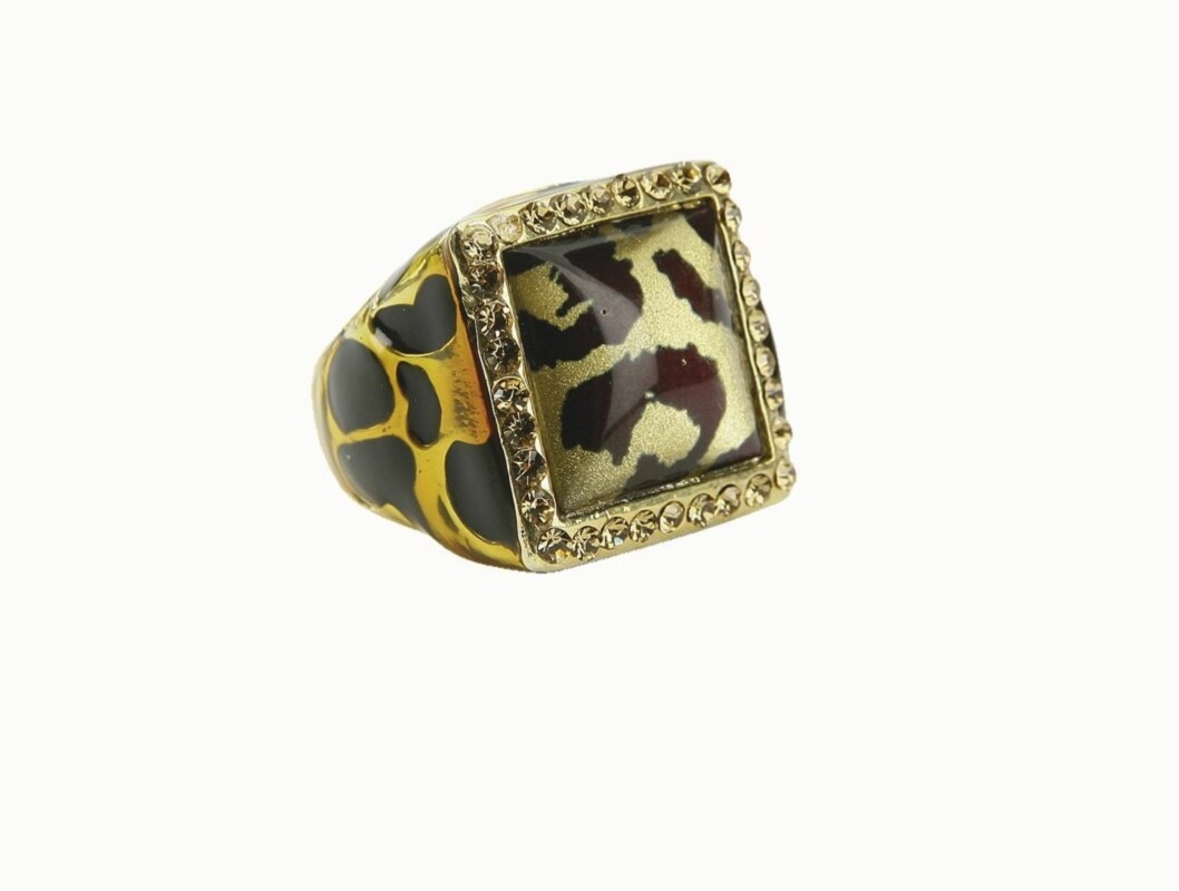 DYRISK: Store blikkfang-ringer er helt riktig denne høsetn, som denne i metall med leopardtrykk (kr 100, Gina Tricot). DYRISK: Store blikkfang-ringer er helt riktig denne høsetn, som denne i metall med leopardtrykk (kr 100, Gina Tricot).