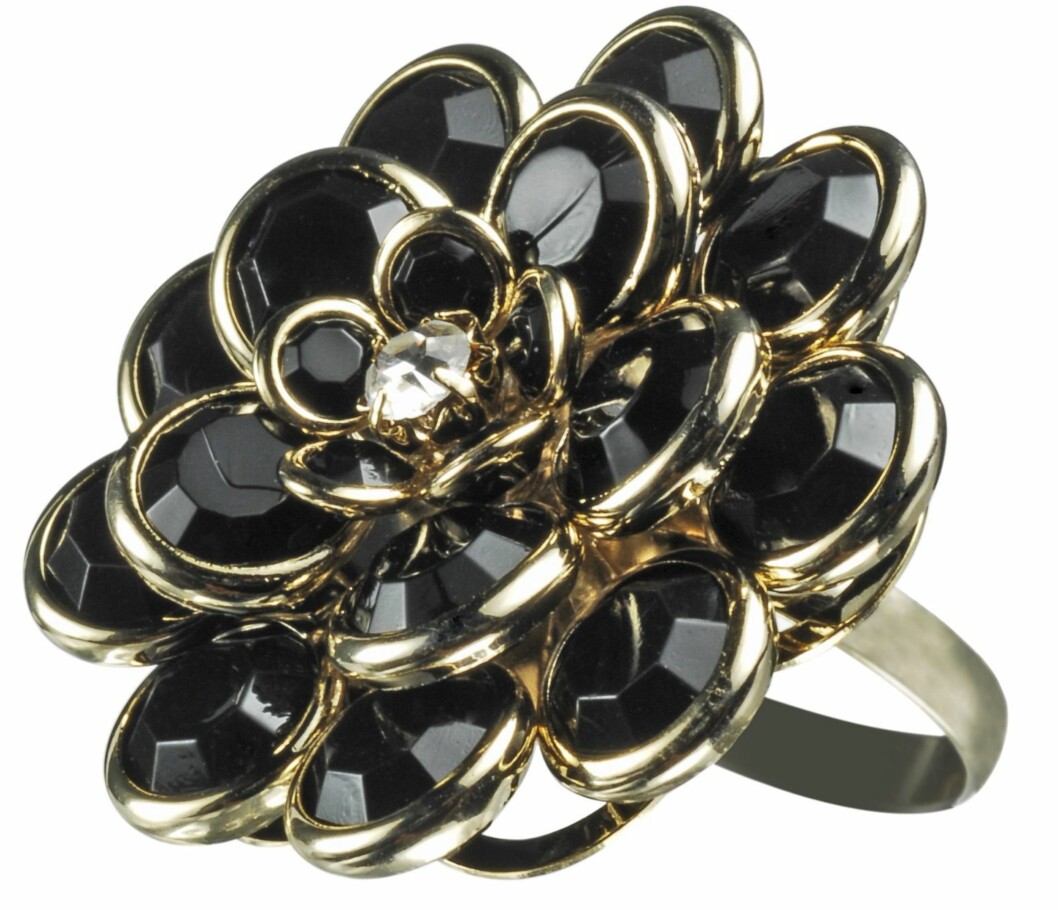 DRAMATISK: Metallring med stor svart blomst kr 130, Accessorize). DRAMATISK: Metallring med stor svart blomst kr 130, Accessorize).