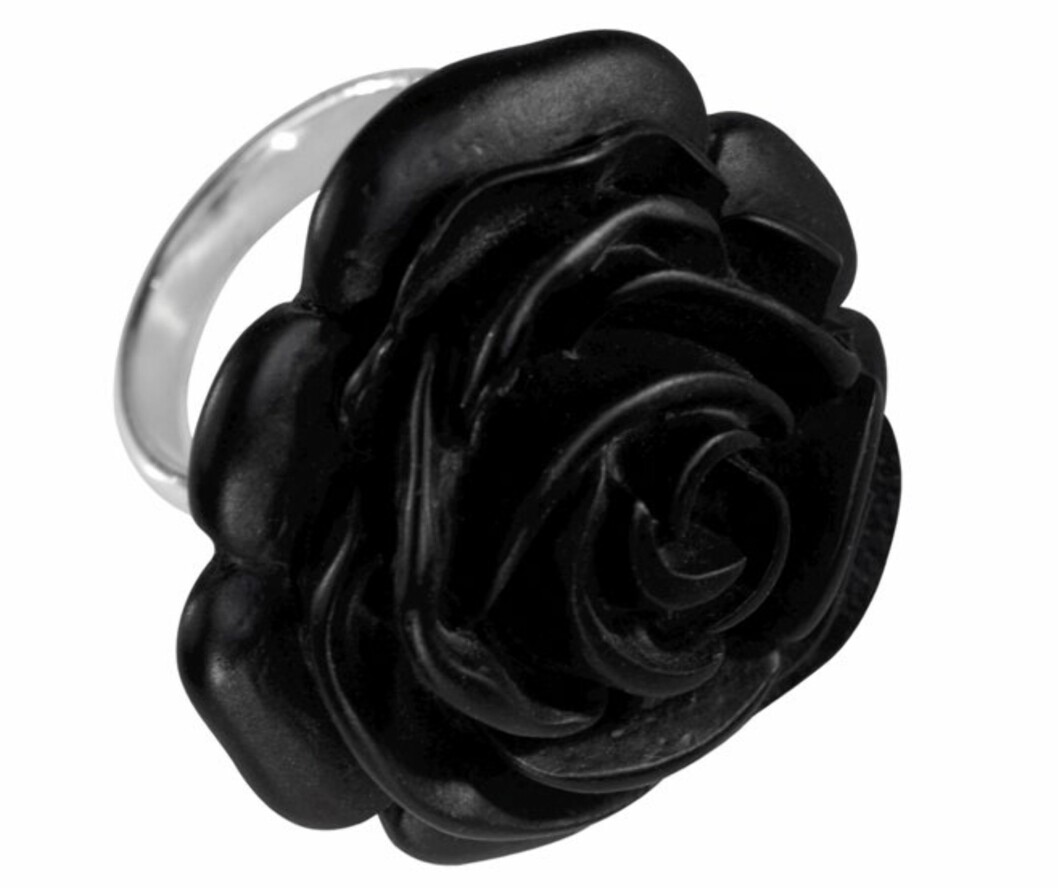MYSTISKE FINGGRE: Ring med en stor svart rose på (kr 60, Ellos). MYSTISKE FINGGRE: Ring med en stor svart rose på (kr 60, Ellos).