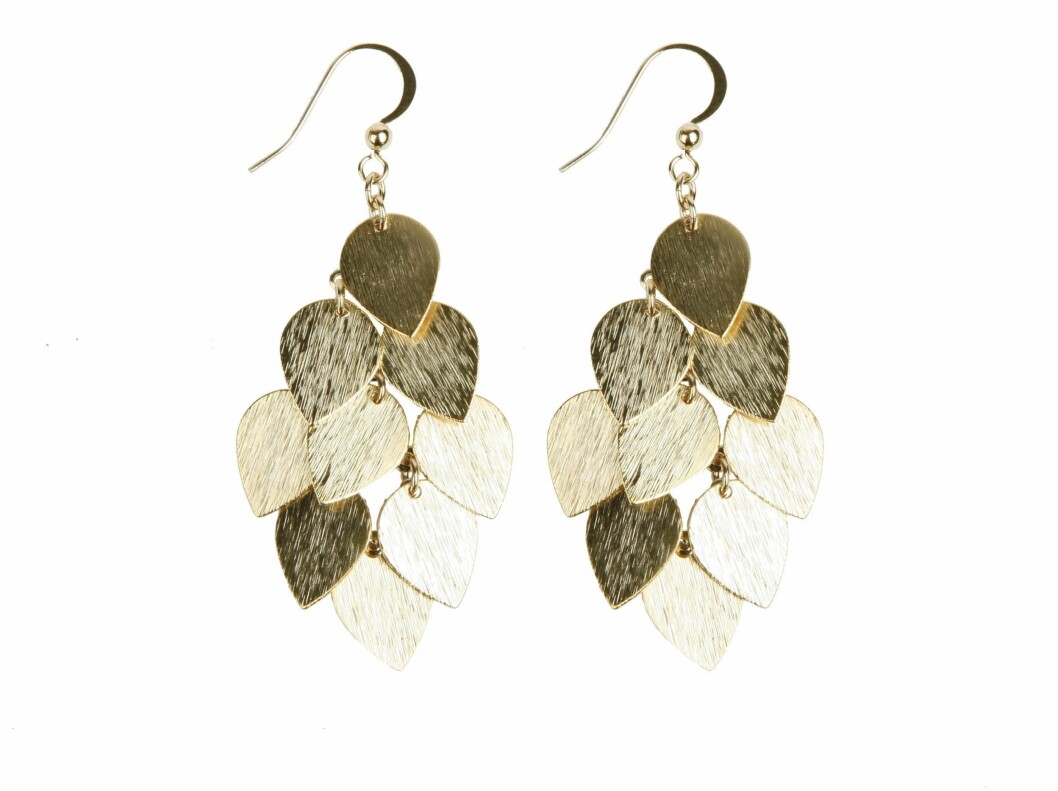 FJÆRLETT: Øredobber med skinnende blader (kr 95, Accessorize). FJÆRLETT: Øredobber med skinnende blader (kr 95, Accessorize).