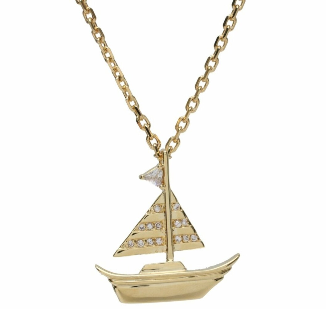 MARITIM TREND: Stilig smykke i imitert gull med artig lite seilbåt-anheng (kr 90, Asos.com). MARITIM TREND: Stilig smykke i imitert gull med artig lite seilbåt-anheng (kr 90, Asos.com).