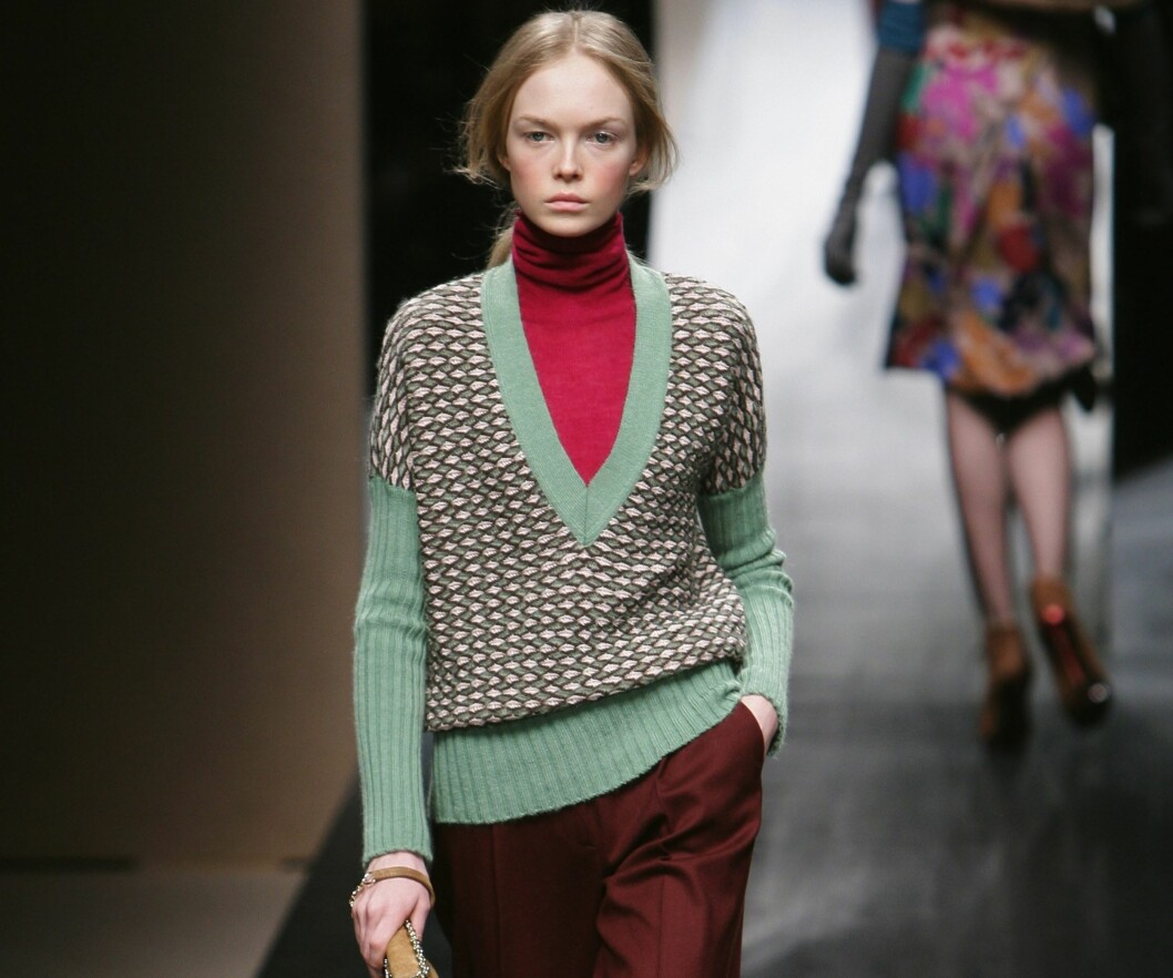V-GENSER: La deg inspirere av filmikonet Katherine Hepburn, halvtrøtte matematikkentusiaster på 70-tallet eller en nerdete versjon av Charlie's Angels-jentene. Gå for en blass ullgenser med v-hals, som denne fra Missoni, og topp den gjerne med en illrød høyhalser eller en enkel skjorte. Foto: All Over PressAll Over Press V-GENSER: La deg inspirere av filmikonet Katherine Hepburn, halvtrøtte matematikkentusiaster på 70-tallet eller en nerdete versjon av Charlie's Angels-jentene. Gå for en blass ullgenser med v-hals, som denne fra Missoni, og topp den gjerne med en illrød høyhalser eller en enkel skjorte. Foto: All Over PressAll Over Press