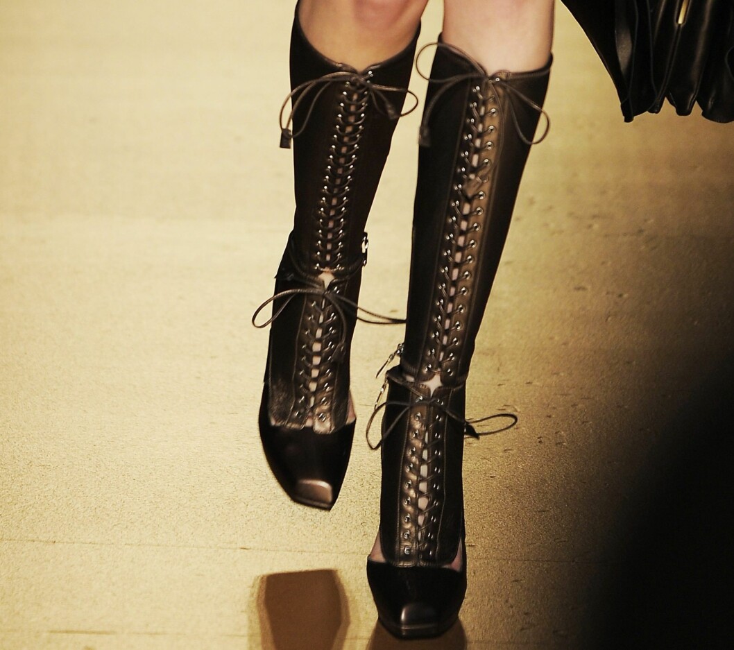 SNØRESTØVLETTER: Sexy, oppknyttede boots som går bestemors en høy gang er hett denne høsten. Disse er fra Pradas kolleksjon. Foto: All Over PressAll Over Press SNØRESTØVLETTER: Sexy, oppknyttede boots som går bestemors en høy gang er hett denne høsten. Disse er fra Pradas kolleksjon. Foto: All Over PressAll Over Press