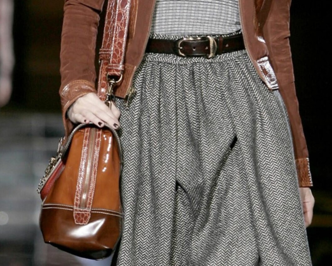 SKULDERVESKE: Høstens hippeste veske skal plasseres slik at den ligger rett under hoften, som denne fra Dolce & Gabbana. Foto: All Over PressAll Over Press SKULDERVESKE: Høstens hippeste veske skal plasseres slik at den ligger rett under hoften, som denne fra Dolce & Gabbana. Foto: All Over PressAll Over Press