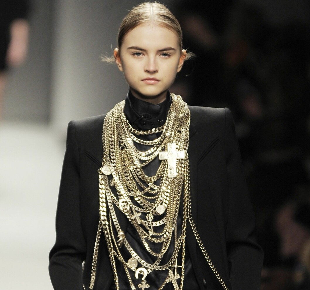 GOTISKE BLINGSMYKKER: Denne høsten er det bare å lesse på med tunge smykker rundt halsen, gjerne med anheng som krusifikser, hestesko og nøkler, som disse fra Givenchy. Foto: All Over PressAll Over Press GOTISKE BLINGSMYKKER: Denne høsten er det bare å lesse på med tunge smykker rundt halsen, gjerne med anheng som krusifikser, hestesko og nøkler, som disse fra Givenchy. Foto: All Over PressAll Over Press
