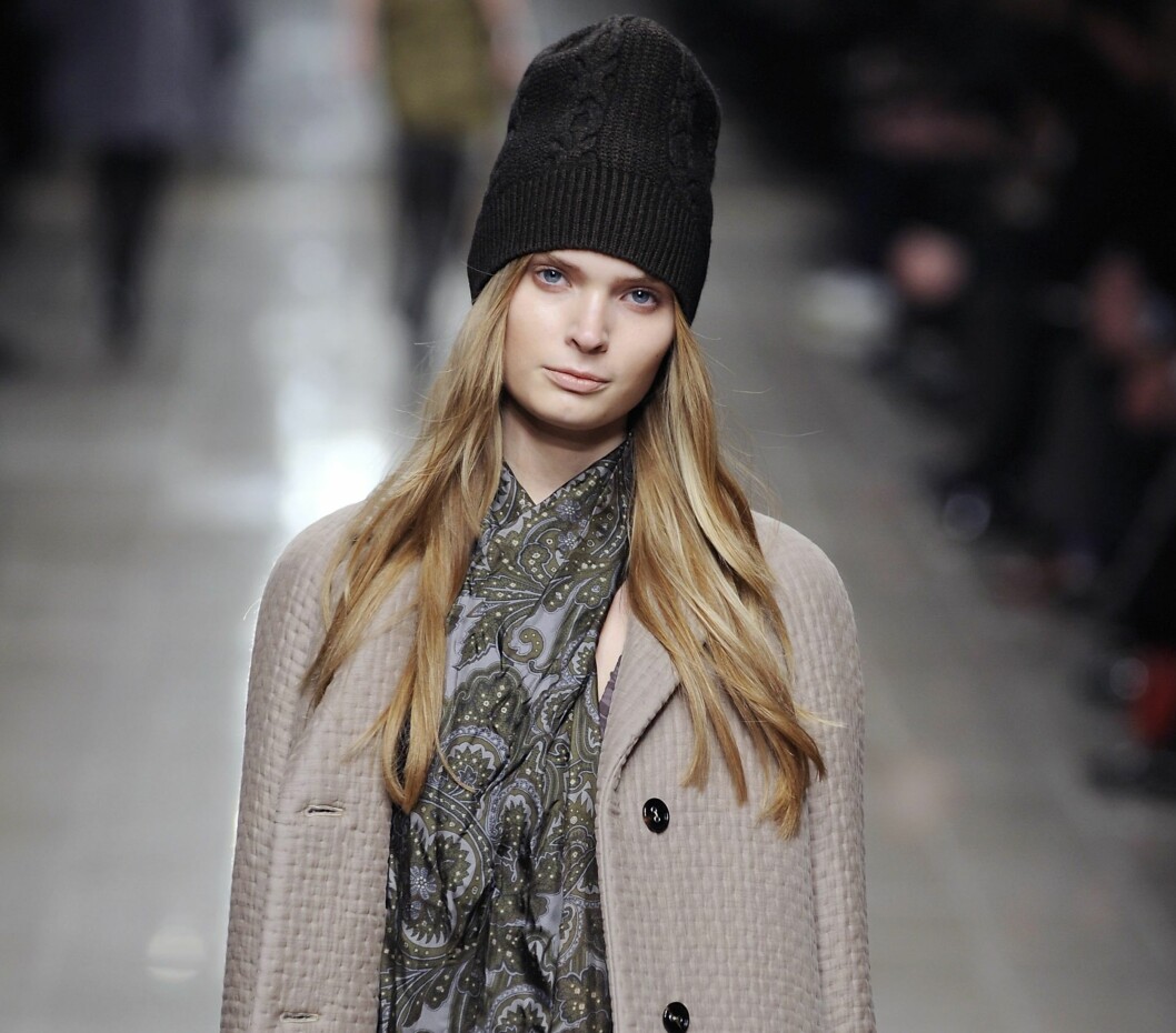 TOPPLUA: Ingen grunn til å være idiot og fryse på hodet denne høsten. Gjør heller som Burberry Prorsum og la lua stå rett til værs på lekent og barnlig vis. Foto: All Over PressAll Over Press TOPPLUA: Ingen grunn til å være idiot og fryse på hodet denne høsten. Gjør heller som Burberry Prorsum og la lua stå rett til værs på lekent og barnlig vis. Foto: All Over PressAll Over Press