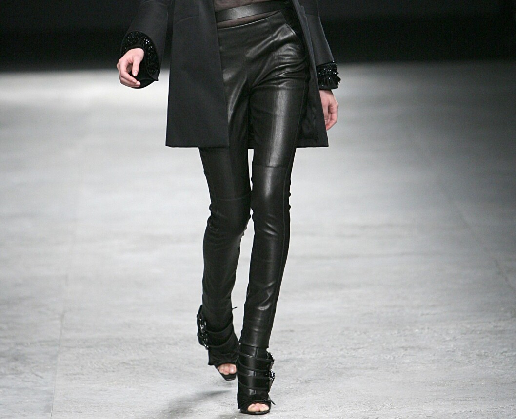 ÅLETRANGE LATEKSBUKSER: Givenchy slår et slag for rocka svarte bukser denne høsten. Foto: All Over PressAll Over Press ÅLETRANGE LATEKSBUKSER: Givenchy slår et slag for rocka svarte bukser denne høsten. Foto: All Over PressAll Over Press