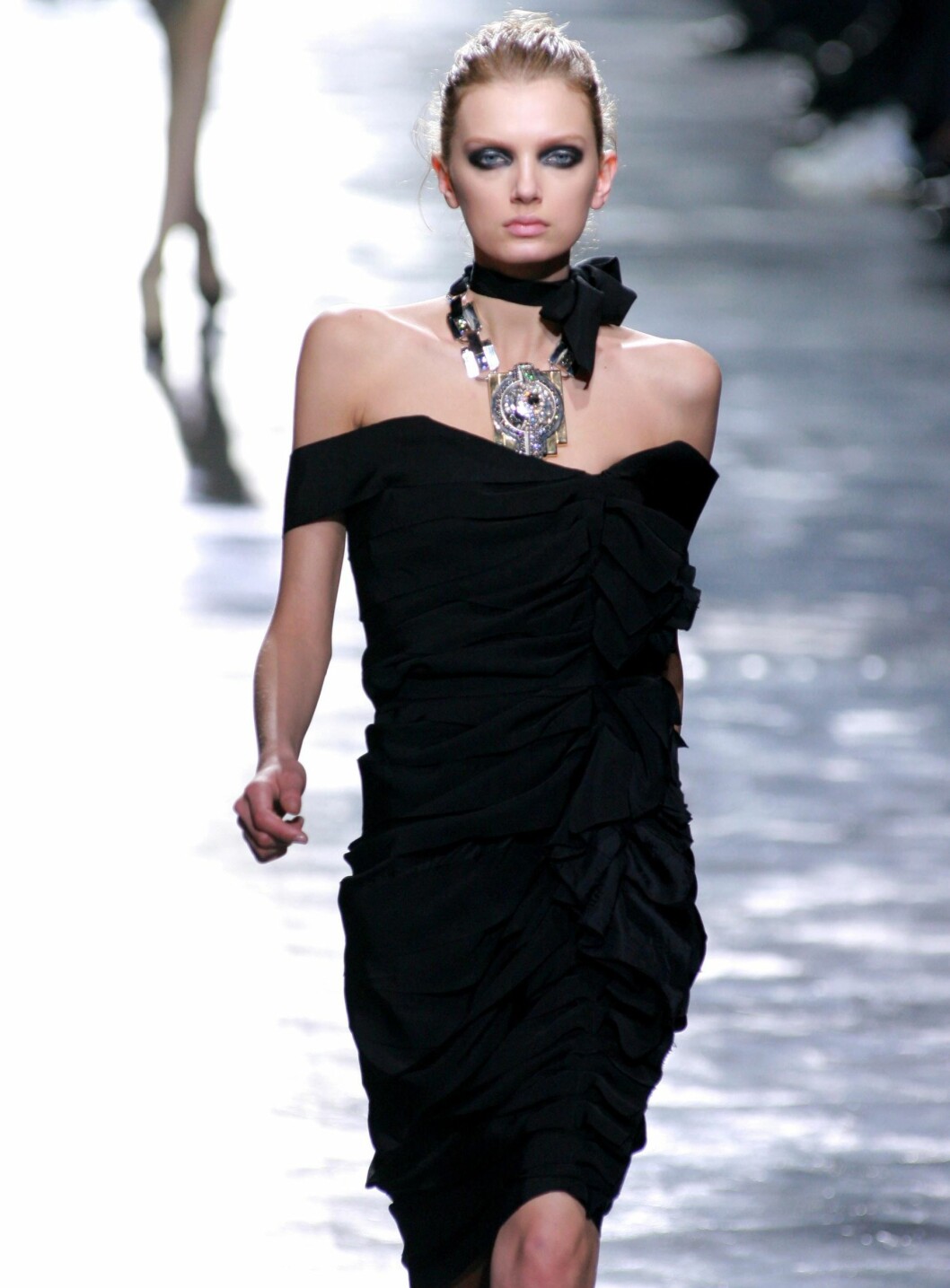 DEN LILLE SORTE: Plagget som aldri går av moten. Lanvin spriter det opp med store og dramatiske smykker. Foto: All Over PressAll Over Press DEN LILLE SORTE: Plagget som aldri går av moten. Lanvin spriter det opp med store og dramatiske smykker. Foto: All Over PressAll Over Press