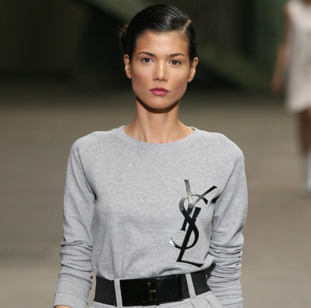 MYKE JERSEY-GENSERE: Passe avslappet og preppy. Bomullsgensere, som denne fra Yves Saint Laurent, er perfekte til både olabukser og voluminøse herrebukser. Foto: All Over PressAll Over Press MYKE JERSEY-GENSERE: Passe avslappet og preppy. Bomullsgensere, som denne fra Yves Saint Laurent, er perfekte til både olabukser og voluminøse herrebukser. Foto: All Over PressAll Over Press