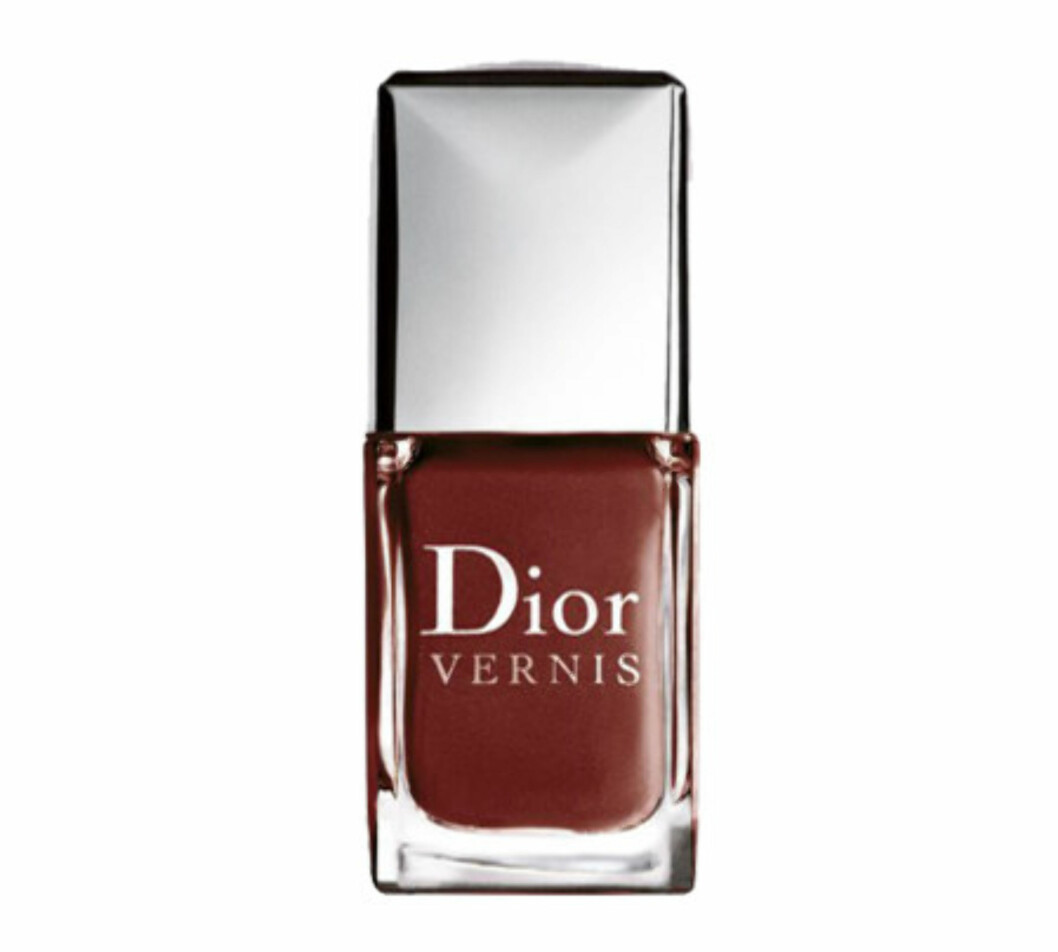 NeglelakkenDior Vernis er en superlekker og slitesterk neglelakk i en glamorøs rødtone (kr 185, Dior). NeglelakkenDior Vernis er en superlekker og slitesterk neglelakk i en glamorøs rødtone (kr 185, Dior).
