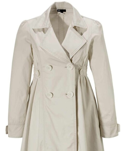 Trenchcoaten er en udødelig klassiker - her en i beige med fire knapper (kr 350, Ellos). Trenchcoaten er en udødelig klassiker - her en i beige med fire knapper (kr 350, Ellos).