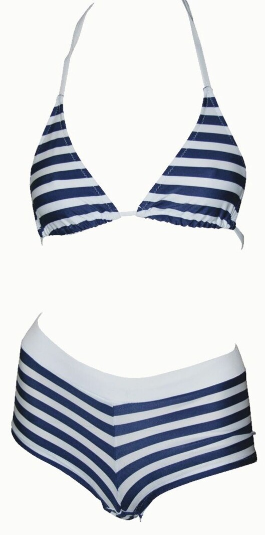 Blåstripete bikini med hipster som går høyt opp i livet (kr 900, Sand). Blåstripete bikini med hipster som går høyt opp i livet (kr 900, Sand).