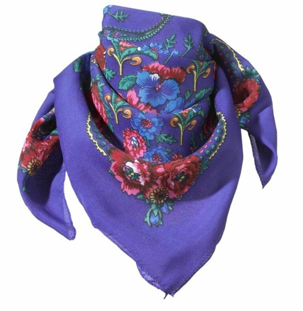 Russisk-inspirert skjerf med store blomster (kr 70, La Redoute). Russisk-inspirert skjerf med store blomster (kr 70, La Redoute).