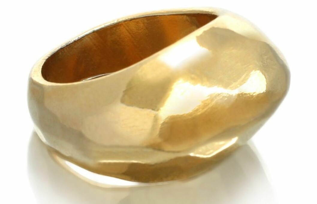 Kult og massivt armbånd i imitert gull (kr 70, Asos.com). Kult og massivt armbånd i imitert gull (kr 70, Asos.com).