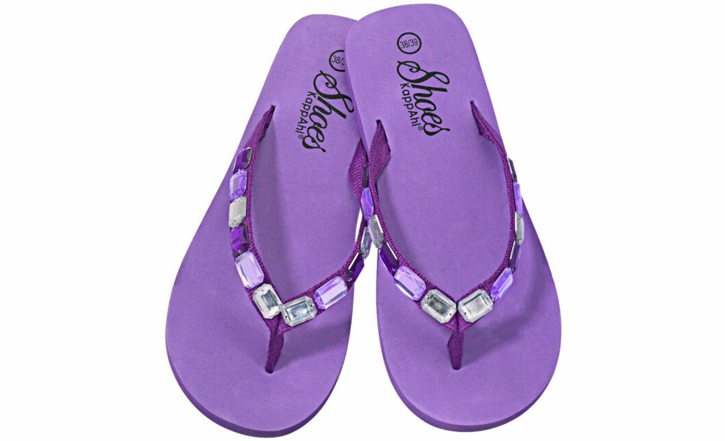 Lilla flipflops med blanke stener (kr 100, KappAhl). Lilla flipflops med blanke stener (kr 100, KappAhl).